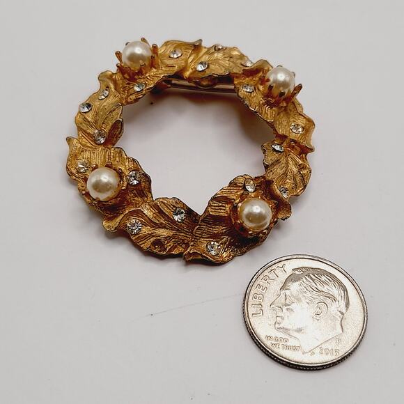 Vintage Gold Wreath Brooch w/ Rhinestones & Faux Pearls, 1.5", Missing 2 Stones - Picture 6 of 7